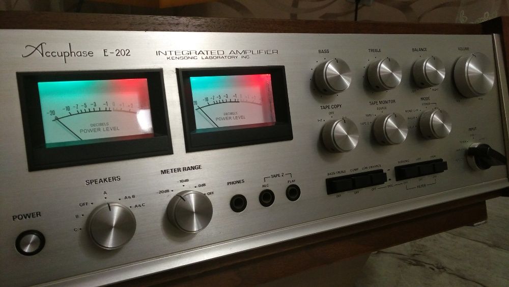 Accuphase E-202 .