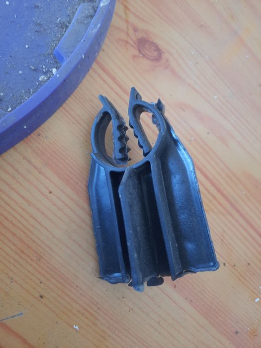 Лягушка, стульчик для арматуры