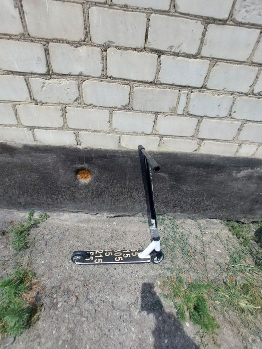 Продам самокат черно белый