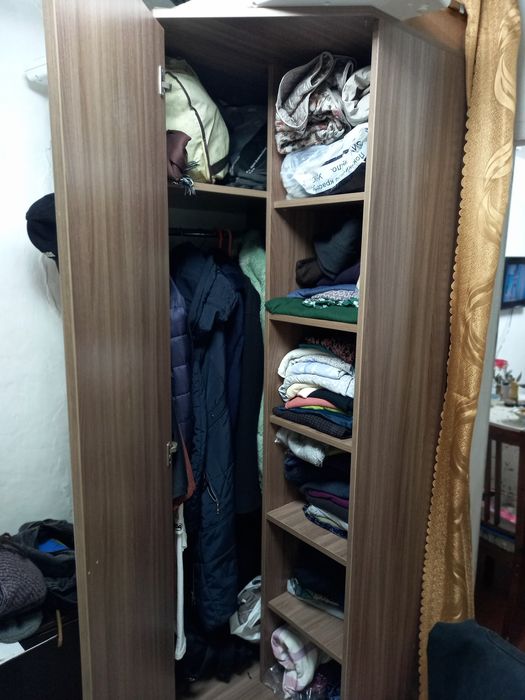 Угловой шкаф с зеркалом