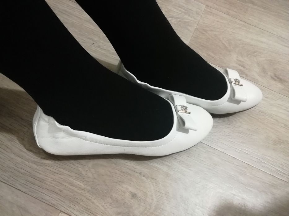 Продам белые балетки