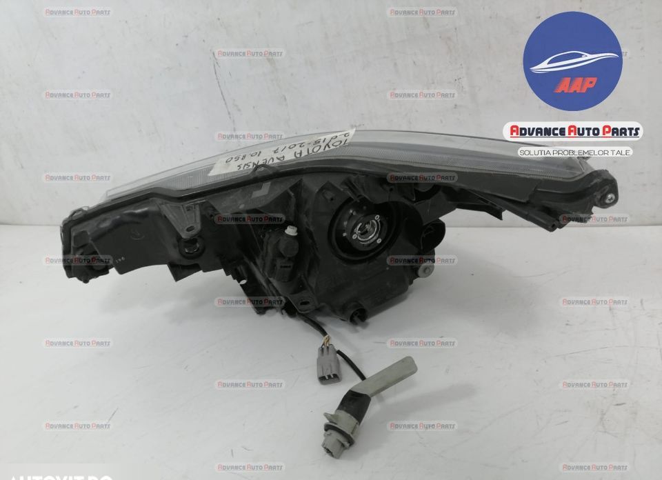 Десен фар оригинален с халогенни и LED светлини Тойота Авенсис / Toyot
