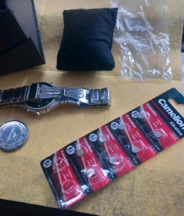 Ceas barbat NOU , cutie , necesita servisare baterii , ofer eu bateril