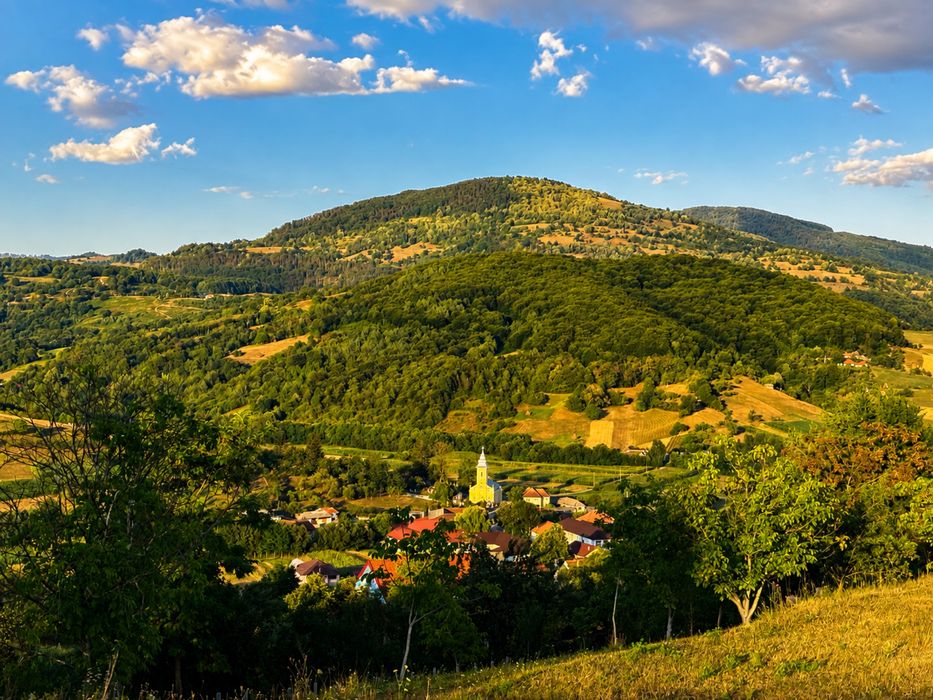 Vând teren intravilan construibil cu panoramă deosebită - 2453 mp Roșia
