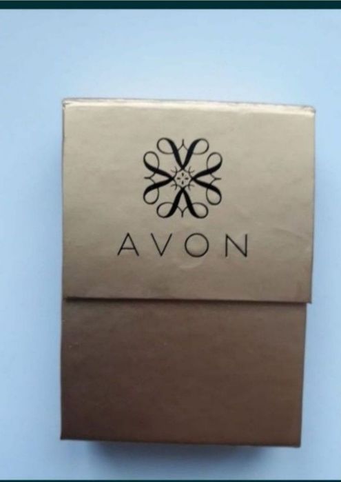 Cercei aurii eleganți de la Avon