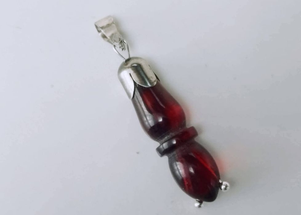 Vechi pandantiv din argint de 925 cu chihlimbar natural presat, cu nuante de cherry rosu