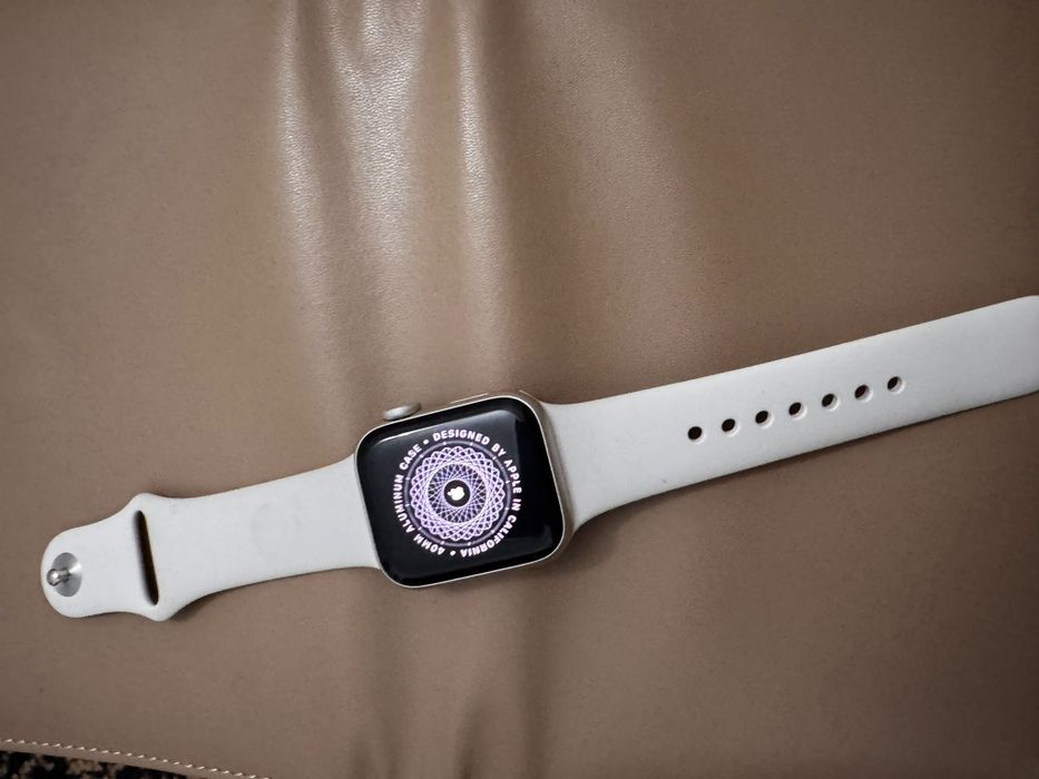 Apple Watch SE 2024 GPS 40mm Starlight, garanție până în 2027, 900 lei.