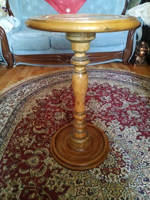 Деревянный столик