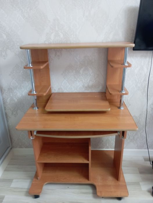 Продам  компьютерный стол