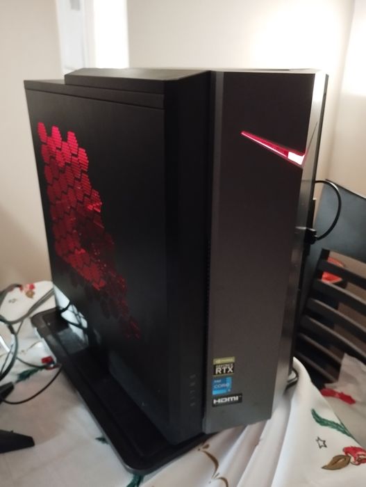 Геймърски компютър Acer Nitro N50-620 в отлично състояние.