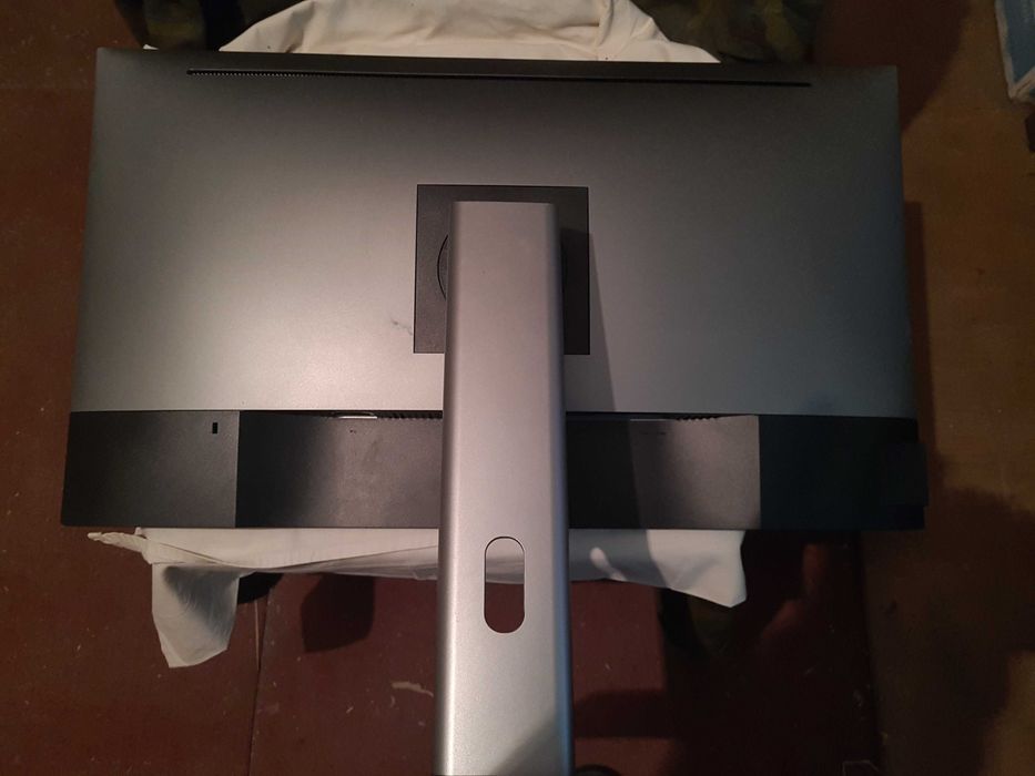 Продавам професионален 27 инчов монитор Dell U2717D спукана матрица