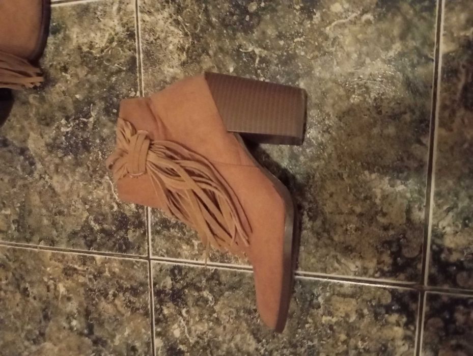 Дамски боти,светло кафяв цвят.