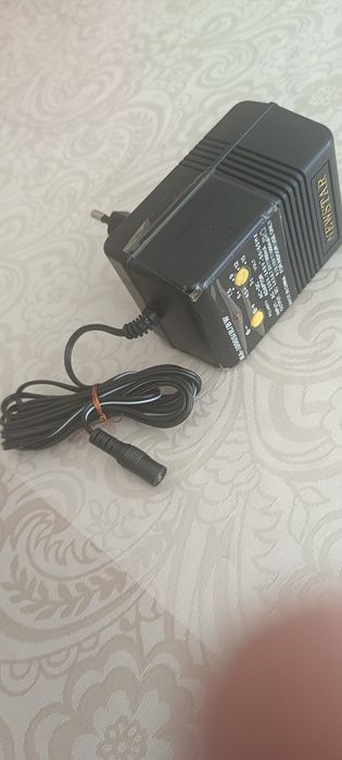 Продам зарядное устройство.
