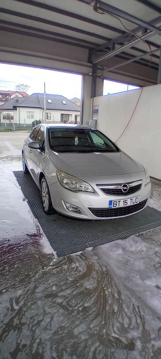 Vând Opel Astra J 2010