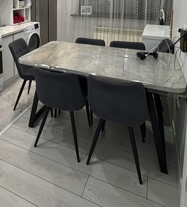 Продам кухонный стол со стул