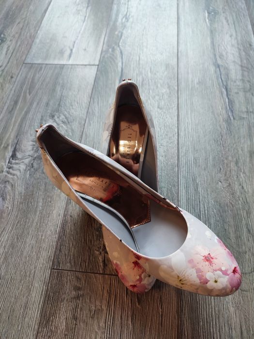 Pantofi de dama cu imprimeuri mărimea 37