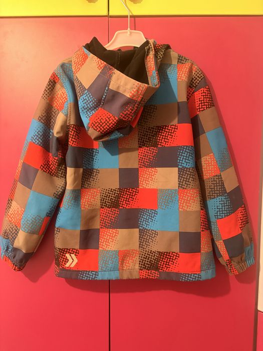 Geacă Softshell YIGGA – Design Geometric & Interior Călduros