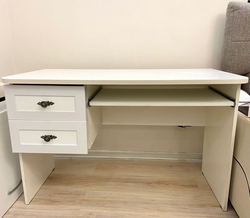 Стол белый компьютерный