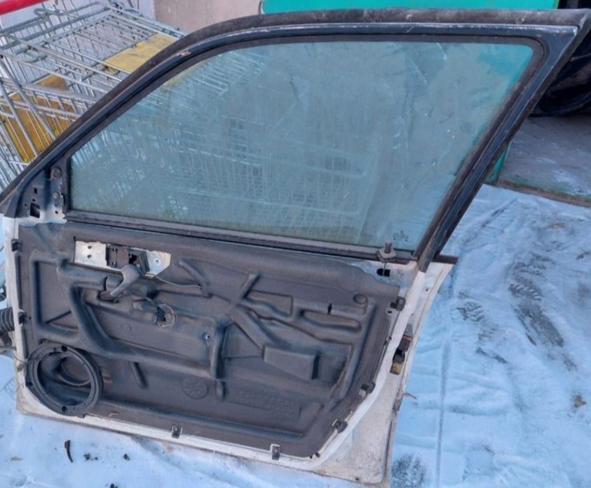 Дверь на Passat b4 всборе. Пассат б4. Больше нет ничего.