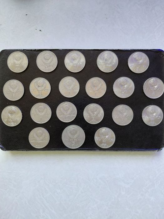 Продаются  юбилейные  рубли