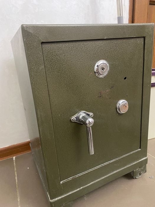 Сейф металлический