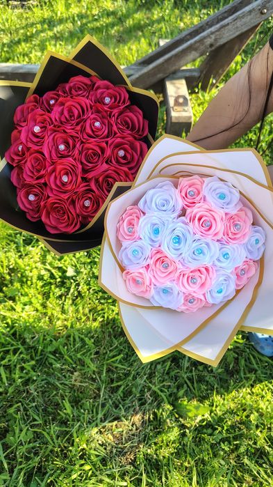 Различните букети от вечни сатенени рози, подходящи за всеки повод.