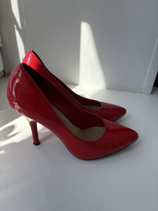 Красные туфли 37 размер  2000тг
