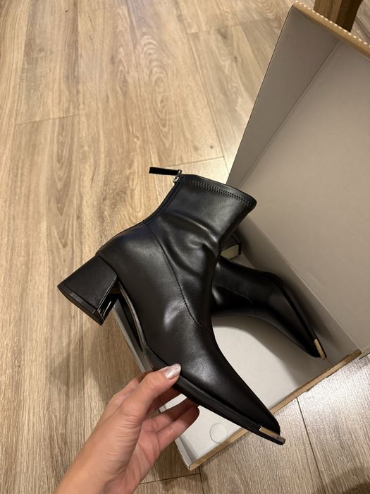 Чисто нови кожени боти