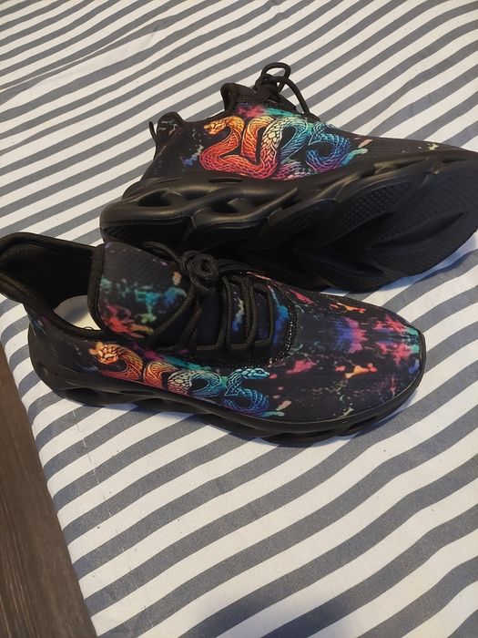 Adidașii pentru bărbați, mărimea 40, sunt noi Cu Modelul 2025