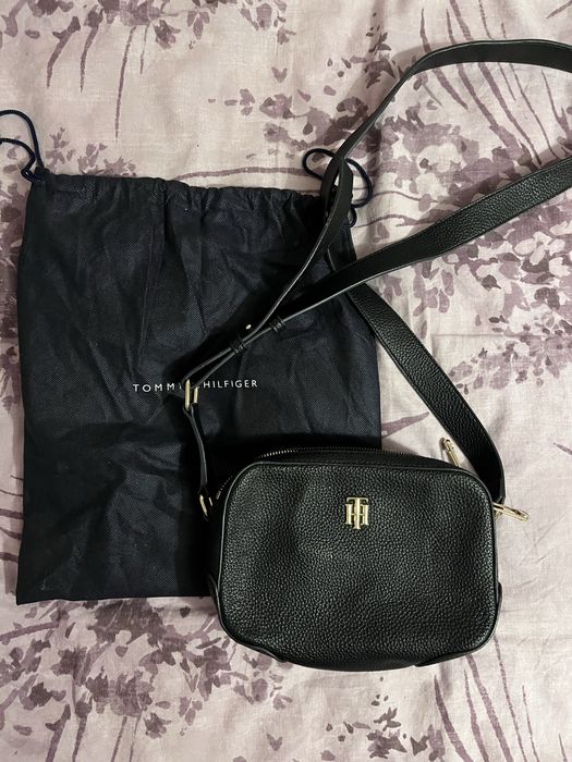 Тъмносиня чанта Tommy Hilfiger