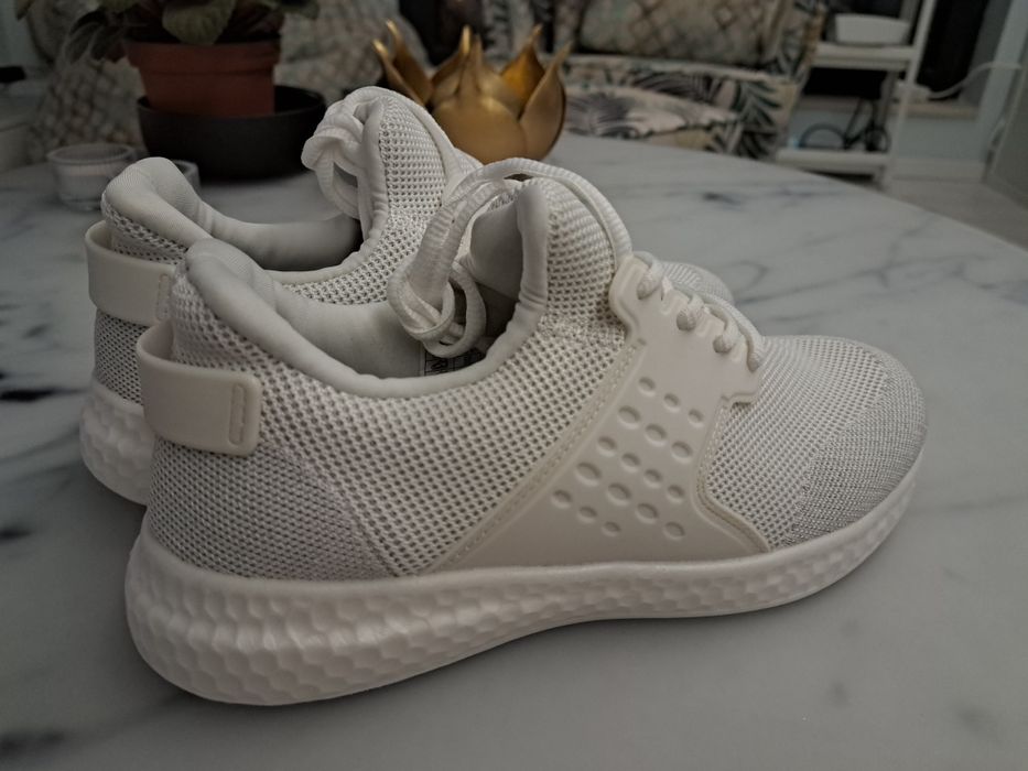 Нови бели дамски маратонки