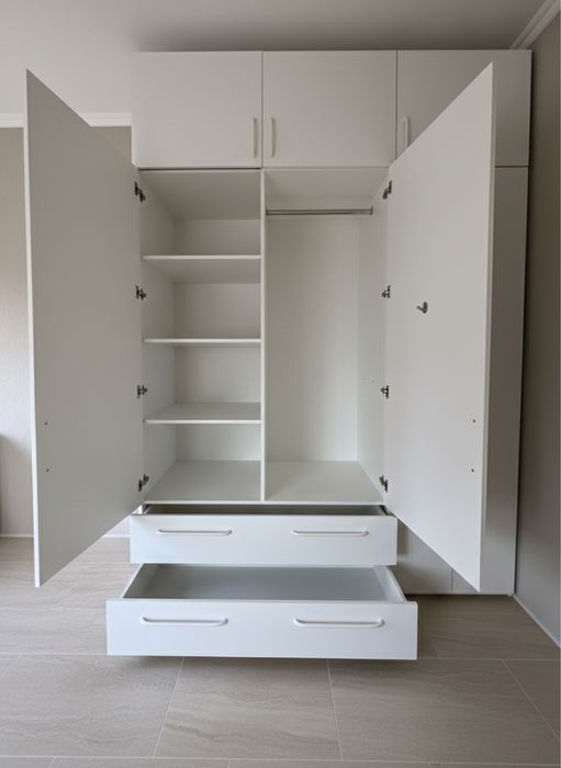 Большой белый шкаф