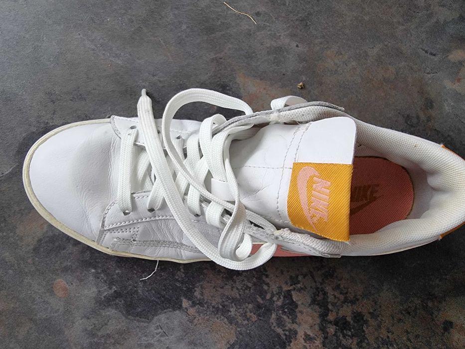Adidasi nike albi cu portocaliu