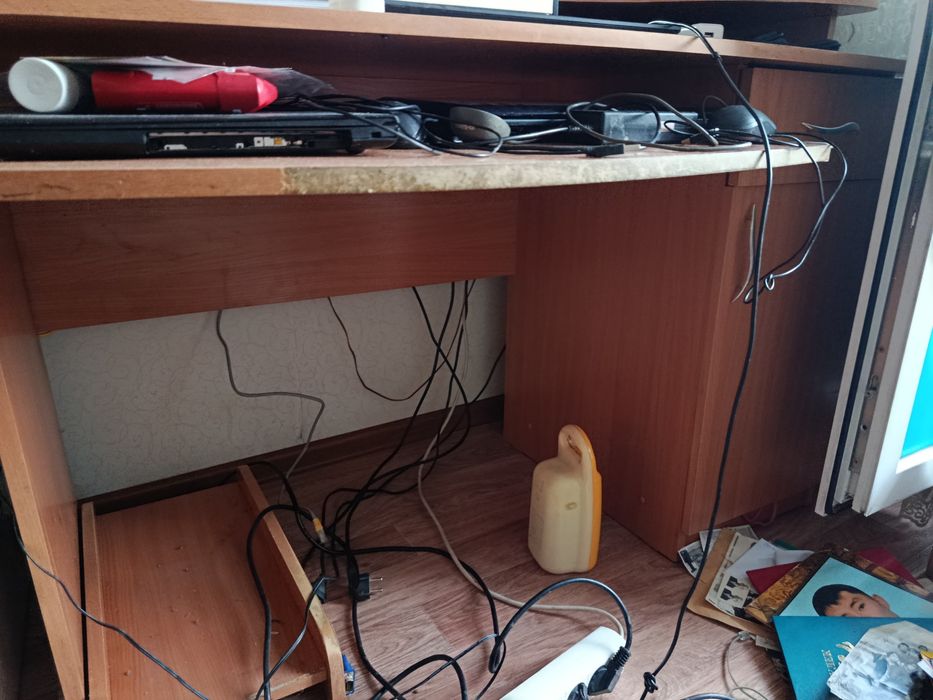 Бесплатно отдаем стол в добрые руки