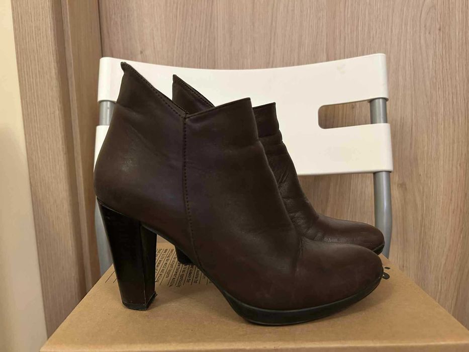 Тъмнокафяви дамски боти на ток