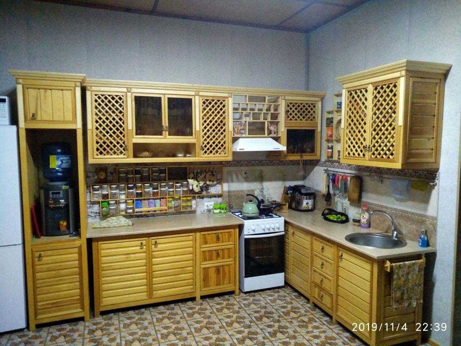 кухня из натурального дерева в полном сборе еденичном экземпляре
