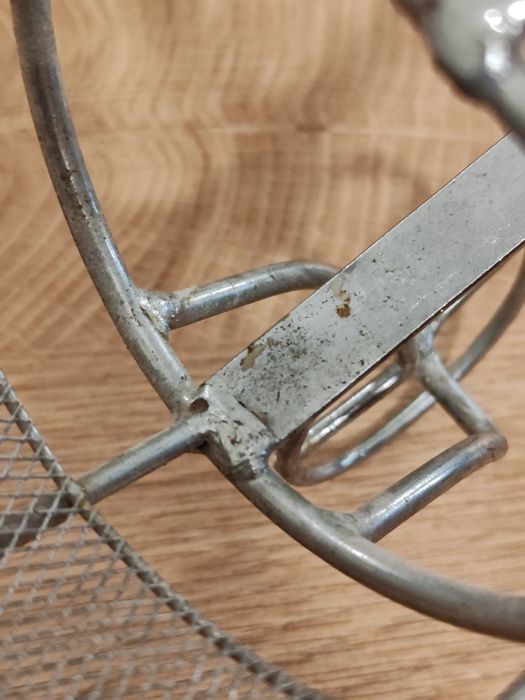 Декоративна поставка за вино метална