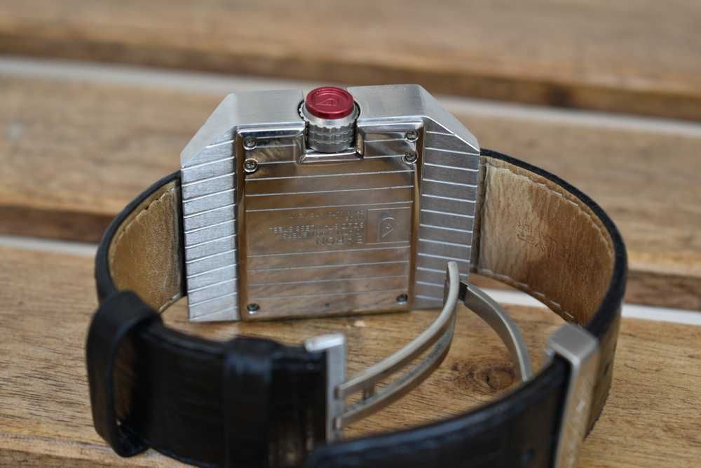 Часовници Fossil Starck и Quicksilver Baron