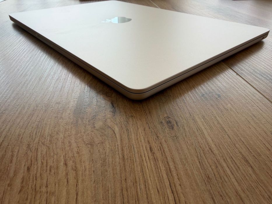 MacBook Air 15" M4 Chip 10-CPU, 10-GPU, 16GB RAM, 256SSD В ГАРАНЦИЯ 11.11.2026г.