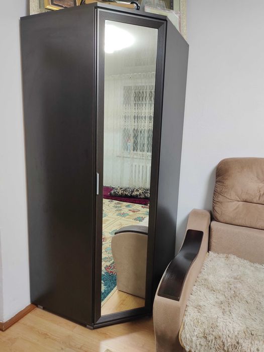 Шкаф угловой с зеркалом