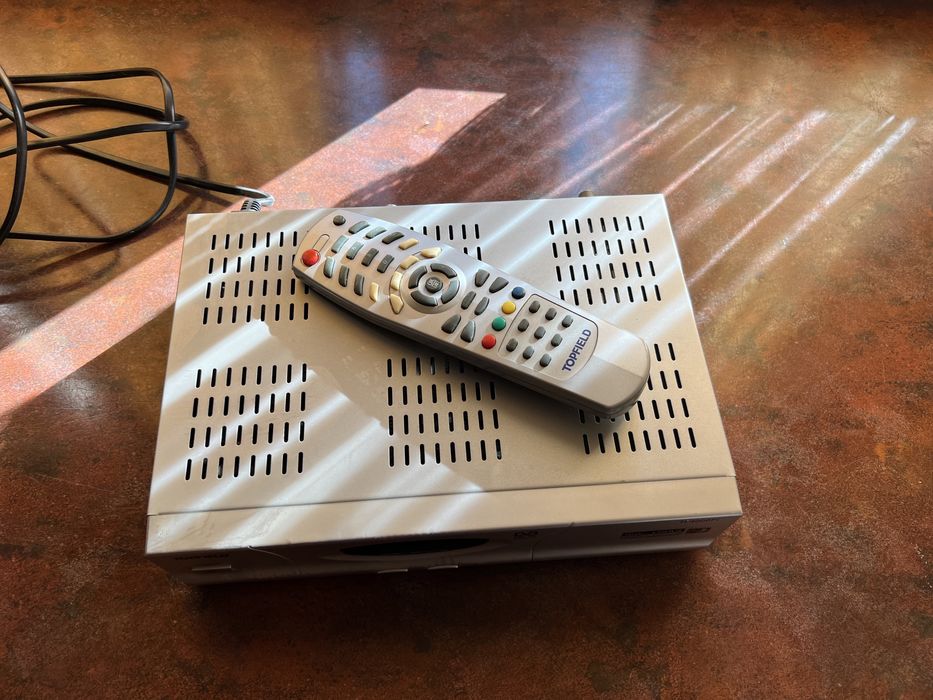 Набор. Тюнер рабочий. Караоке нерабочее. Подка стеклянная с креплением