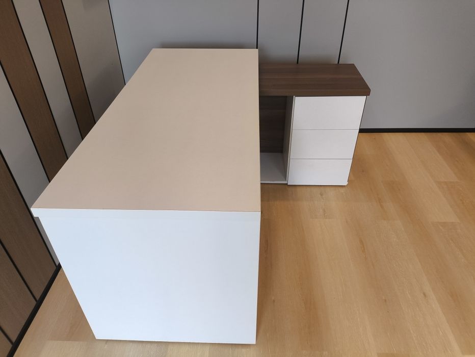 Masa de birou in L 1,60 x 1,35 cm