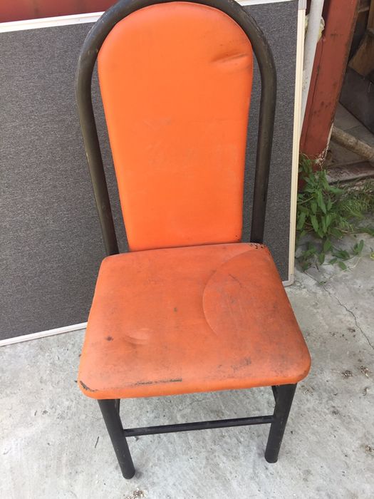 Стулья офисные грязные целые