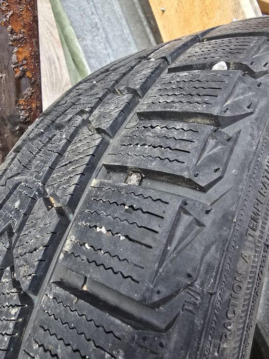 Vând 2 bucăți 225/40/18