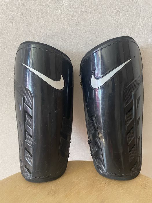 щитки футбольные