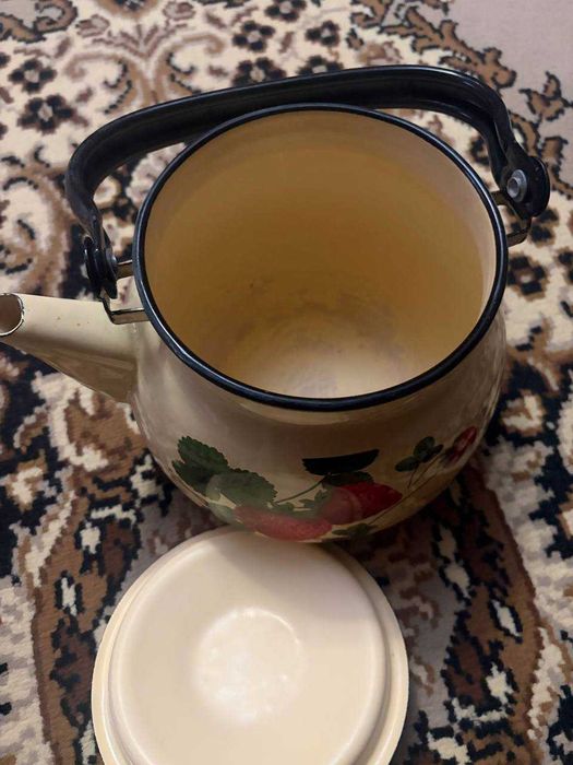 Чайник эмалированный .