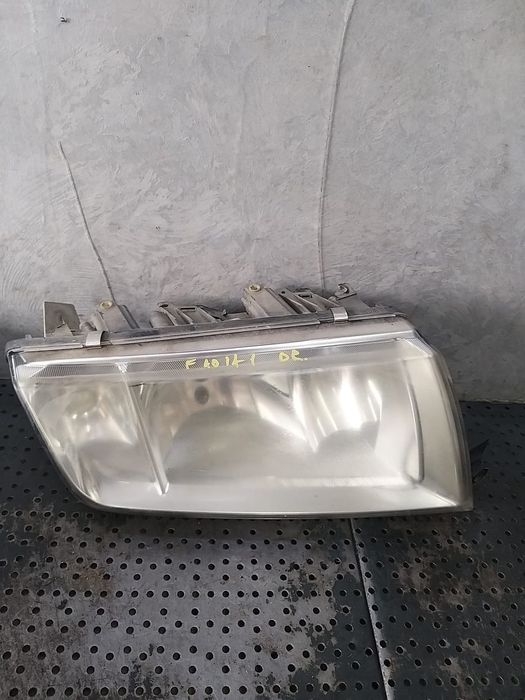 Far dreapta skoda fabia 1 6y