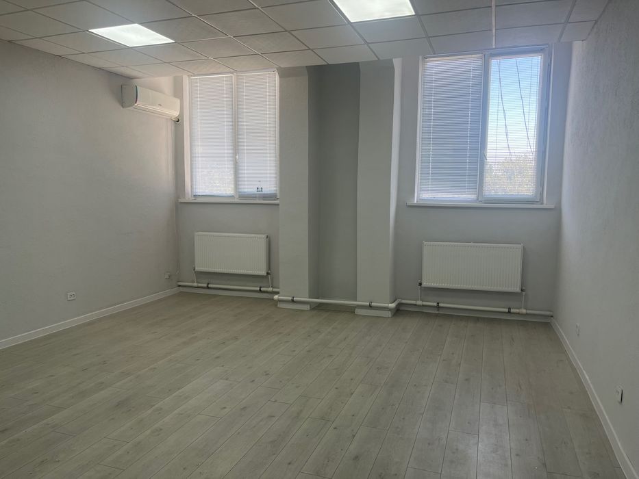 Сдаются офисные помещения в центре 2 этаж по 13$