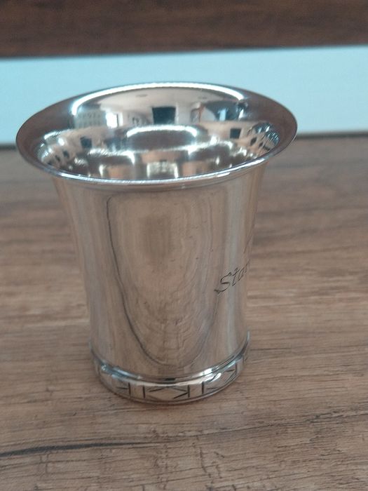 Продавам антикварна Английска сребърна чаша Келтски мотиви уникална