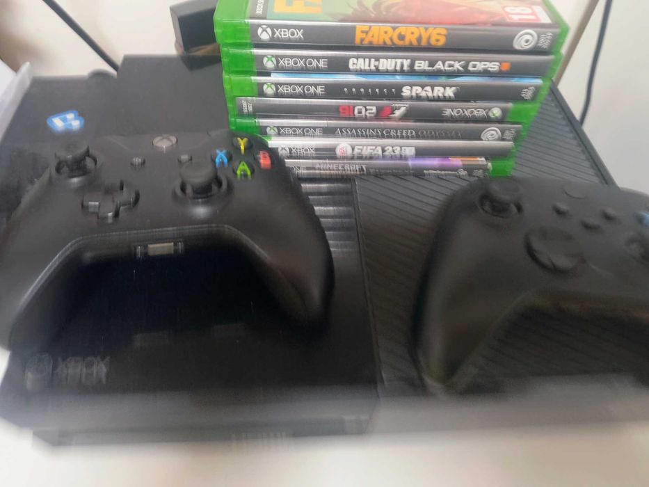 Xbox one  с два контролера и седем игри